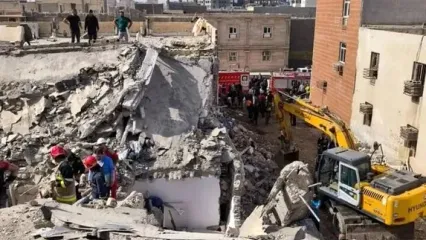 لحظه نجات معجزه‌آسای کودک از زیر آوار انفجار اهواز