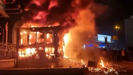 حرم مطهر سبزقبا بعد از آتش سوزی و خاکستر شدن در ناآرامی های شهر دزفول
