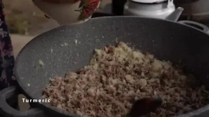 غذای روستایی در آذربایجان؛ پخت دلمه بادمجان، گوجه فرنگی و فلفل