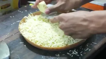 غذای خیابانی در اندونزی؛ تهیه شیرینی محبوب مارتاباک در جاکارتا