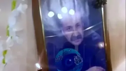نگاهی به چیدمان میز عزای سعید پیردوست، هنرمند تازه درگذشته با گل سفید و شمعدان های آنتیک /روحش شاد و یادش گرامی