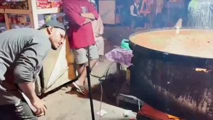 ببینید؛ غذای خیابانی در پاکستان؛ پخت خوراک جگر و فلفل پر طرفدار در پیشاور