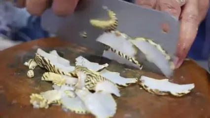 غذای خیابانی در تایلند؛ پخت خوراک با حلزون دریایی غول پیکر در بانکوک