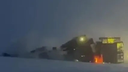 فرو ریختن یک دکل نفتی در آلاسکا هنگام حمل و نقل