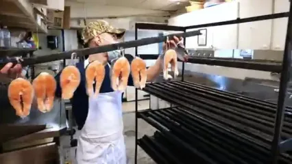 غذای خیابانی در آمریکا؛ برش، دودی کردن و پخت غذا با ماهی سالمون در شیکاگو