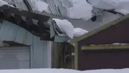 دفن خودروها زیر برف سنگین در آلاسکا