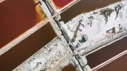 این دریاچه قرمز و صورتی همه را شگفت‌زده کرد