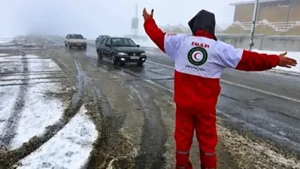 نجات معجزه‌آسای یک راننده گرفتار در برفِ رامیان