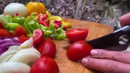 غذای روستایی در آذربایجان؛ کباب کردن 3 ماهی کپور در کنار آبشار