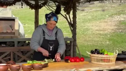 غذای روستایی در آذربایجان؛ پخت دلمه سنتی با گوشت چرخ کرده، بادمجان، گوجه فرنگی و فلفل دلمه ای