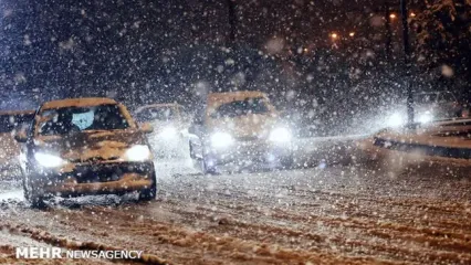 تصویری از بارش برف شبانگاهی در تهران