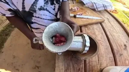 غذای روستایی در کنیا؛ پخت همبرگر دودی در بشکه