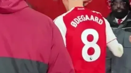 ویدئو : هوادار خوش‌شانس لباس اودگارد را گرفت