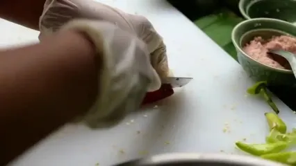 غذای خیابانی در تایلند؛ پخت خوراک گوشت با آناناس، سیر و فلفل در بانکوک