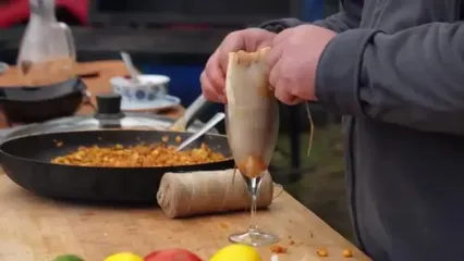 غذای روستایی در آذربایجان؛ پخت ماهی مرکب با لیمو و سبزیجات در روستا