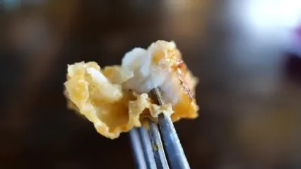 غذای خیابانی در تایلند؛ پخت ماهی گروپر با تخم مرغ در بانکوک