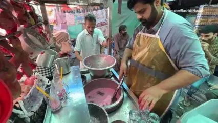 غذای خیابانی در پاکستان؛ تهیه آب انار طبیعی به روشی متفاوت در کراچی