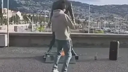 لحظه عجیب آتش‌زدن مجسمه کریستیانو رونالدو در شهر زادگاهش