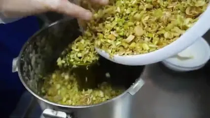 غذای خیابانی در سنگاپور؛ پخت خرچنگ گِلی با سس مخصوص در محله گیلانگ