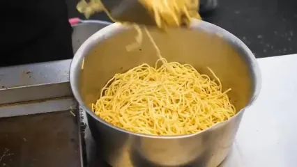 غذای خیابانی در تایوان؛ نودل با استیک مرغ، گوشت و تخم مرغ در تایپه