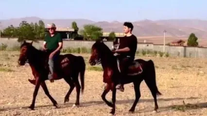 قاب مشترک دانیال پورصباح و رضا کیانیان در پشت صحنه «بامداد خمار» در حال تمرین سوار کاری / خیلی این مرد جنتلمنه!