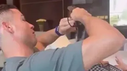 ویدئو: رونالدو موهای دخترش را می‌بندد