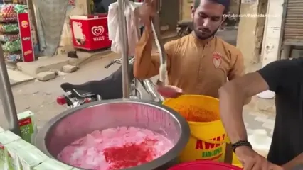 غذای خیابانی در پاکستان؛ تهیه میلک شیک توت فرنگی و آب انبه در کراچی