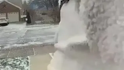 باد شدید در نیویورک یک زن را سرنگون کرد