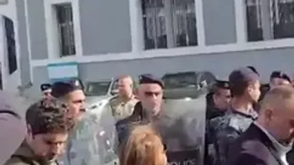 پرتاب گوجه به ساختمان گمرک