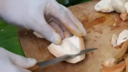 غذای خیابانی در تایلند؛ برش ماهی سرماری و پخت سوپ با آن در بانکوک