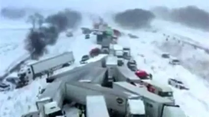 تصادف زنجیره‌ای ۱۰۰ خودرو در برف خبرساز شد