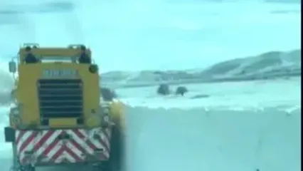 بارش سنگین ۱.۵ متری برف در محور مهاباد به بوکان؛ روستای بورهان زیر برف