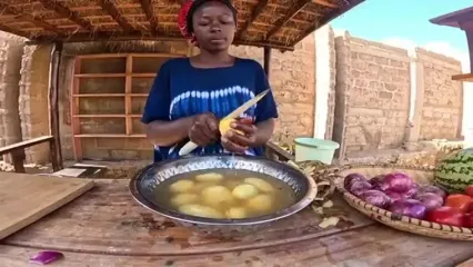 غذای روستایی در کنیا؛ پخت استیک با گوشت گاو و سیب زمینی در بشکه