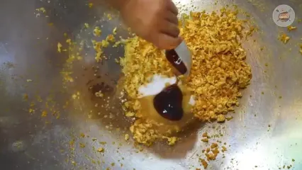 غذای روستایی در سنگاپور؛ پخت یک غذای سنتی با میگو، تخم مرغ و سبزیجات