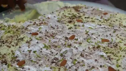 غذای خیابانی در هند؛ تهیه دسر خامه شیر با بادام و پسته در کانپور