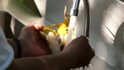 غذای خیابانی در تایلند؛ تهیه میگوی کبابی با مرکبات در بانکوک