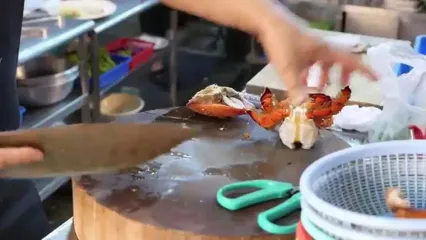 غذای خیابانی در تایوان؛ پخت یک غذای لوکس با خرچنگ رانینا رانینا در تایپه