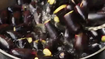 غذای روستایی در آذربایجان؛ تهیه دلمه با بادمجان، گوجه و فلفل دلمه ای