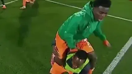 ویدئو: شوخی جالب بازیکن ساحل عاج با دوربین عنکبوتی ورزشگاه