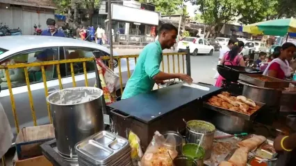 غذای خیابانی در هند؛ پخت پیتزا، ساندویچ پنیر و دوسا در دهلی نو