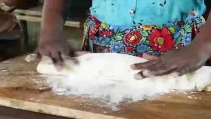 غذای روستایی در سریلانکا؛ پخت سمبوسه با ماهی و نان پنیری در روستا