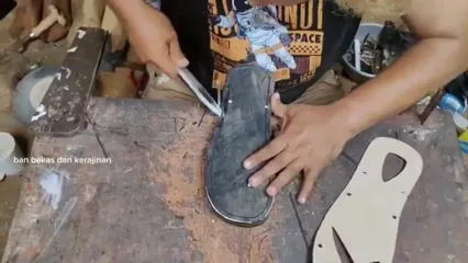 مراحل ساخت صندل با استفاده از تسمه نقاله لاستیکی در بنگلادش