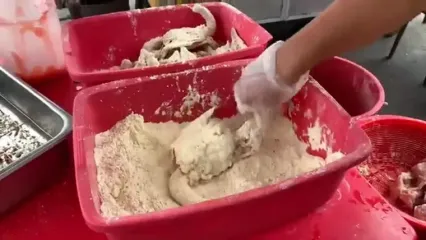 غذای خیابانی در مالزی؛ مهارت آشپز خیابانی در تهیه مرغ سوخاری در کوالالامپور