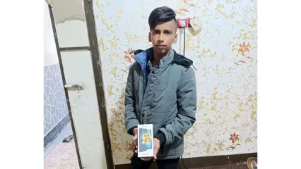 «رکنا» سر قول خرید موبایل برای «الهیار بارانی» فرشته نجات سیل هرمزگان ماند خوشحالی جوان فداکار از هدیه رکنا