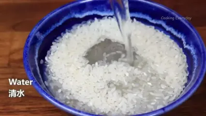 با برنج، سوسیس و تخم مرغ این غذای جدید چینی را درست کنید