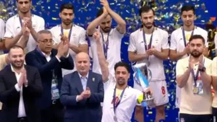 چهره غمگین بازیکنان تیم ملی فوتسال در جشن قهرمانی