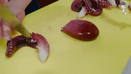 غذای خیابانی در کره؛ برش زدن ماهرانه اختاپوس و تهیه ساشیمی با آن در پوهانگ