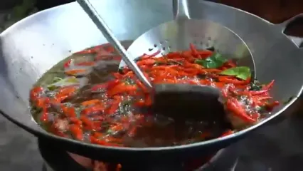 غذای روستایی در کامبوج؛ پخت یک غذای سنتی با ماهی بزرگ و فلفل قرمز در تابه