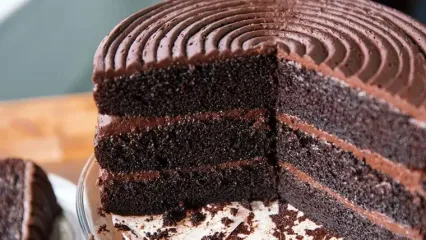 فیلم طرز تهیه کیک شکلاتی با سس شکلات خانگی