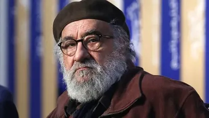 داریوش ارجمند عصا به دست به جشنواره فجر آمد